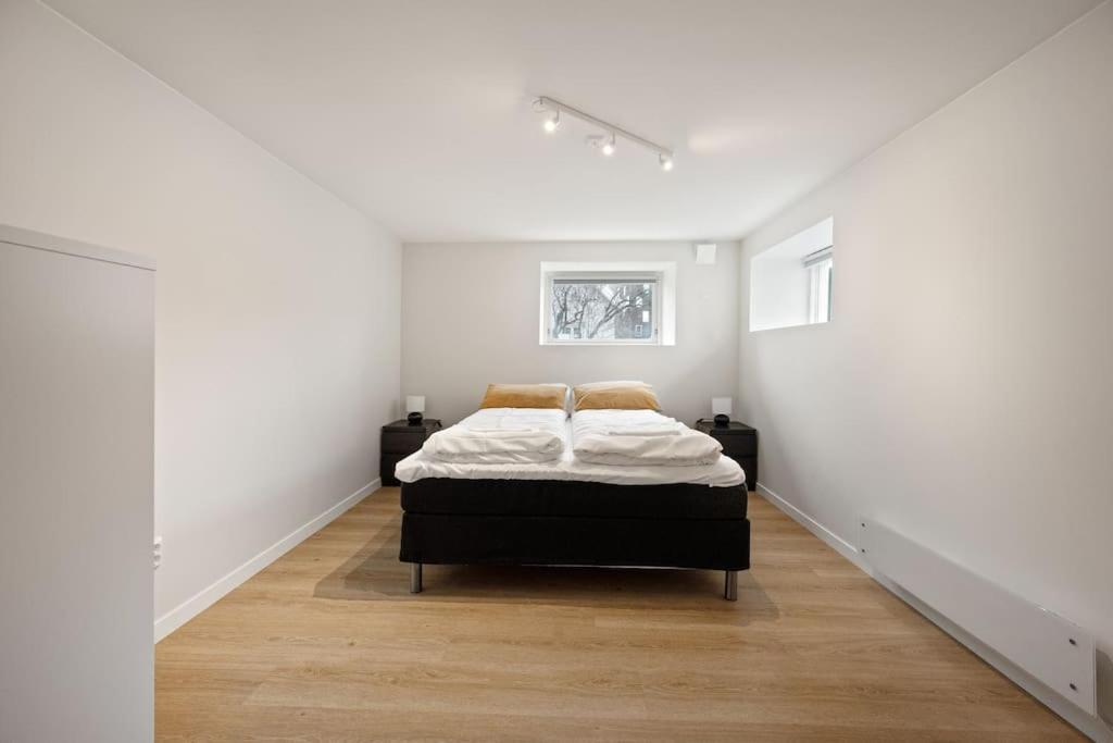Practical Basement Apt With All Home Comforts Close To City Centre Stavanger Exterior photo