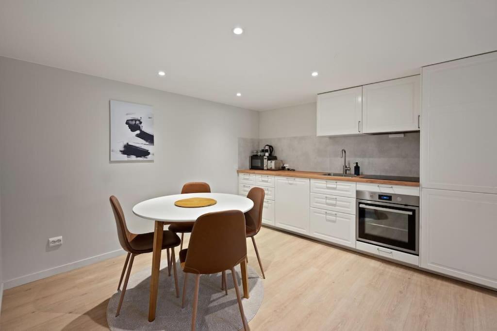 Practical Basement Apt With All Home Comforts Close To City Centre Stavanger Exterior photo